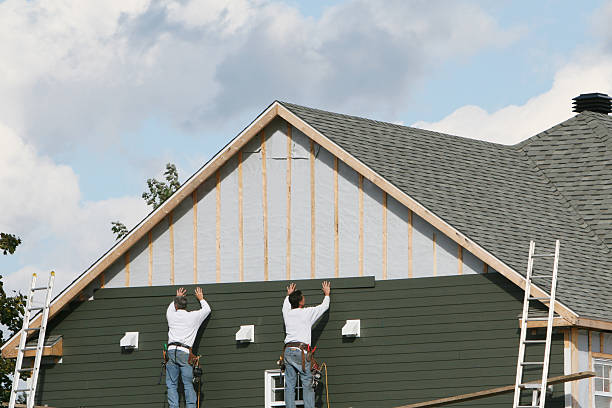 Professional Siding Installation technician working in Freeport, FL